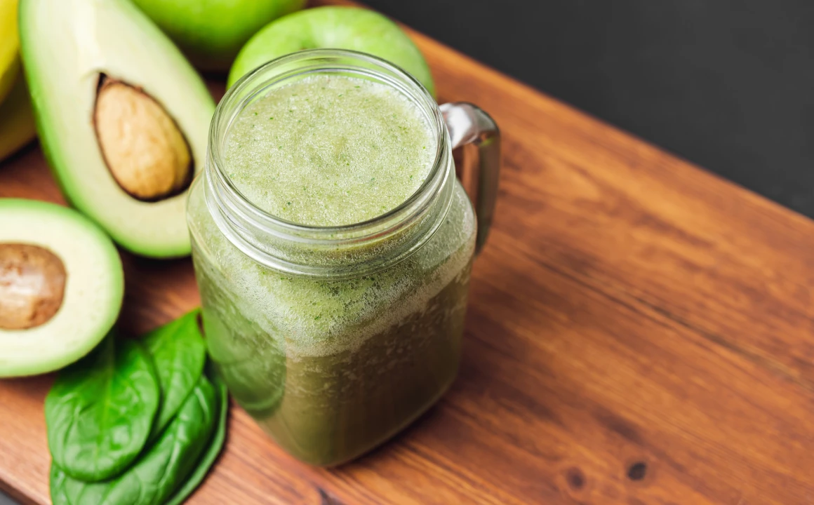 Green Smoothie with Avocado, Spinach & Apple
