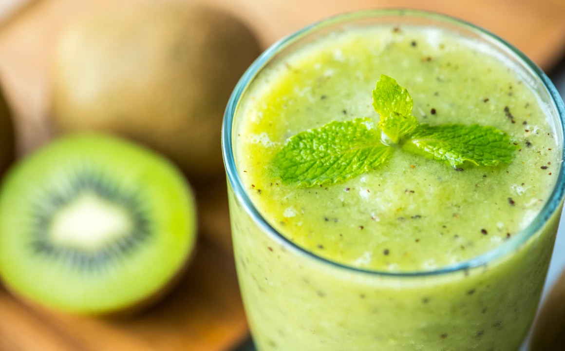 Kiwi Smoothie (Healthy, Refreshing & Vitamin C Rich Recipe)