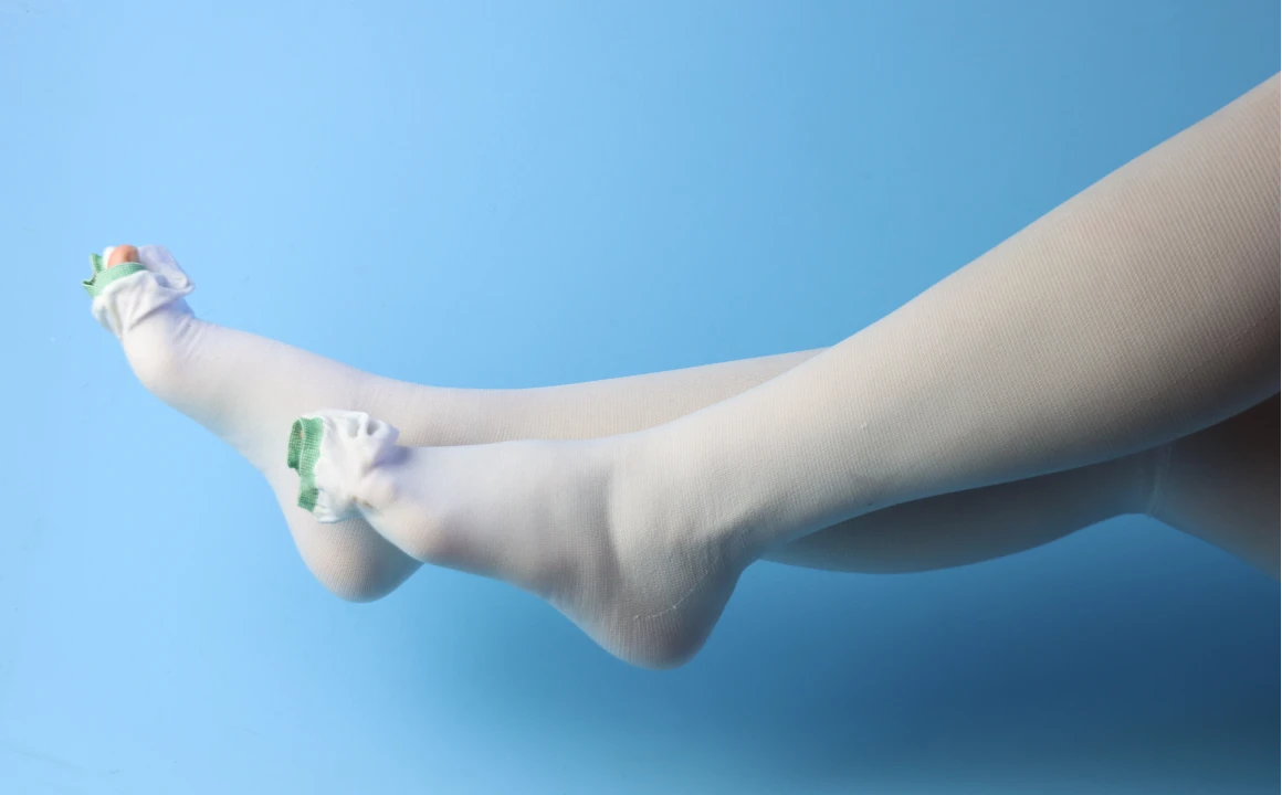Pregnant woman experiencing leg pain and swelling, illustrating symptoms of deep vein thrombosis (DVT) and blood clots during pregnancy.
